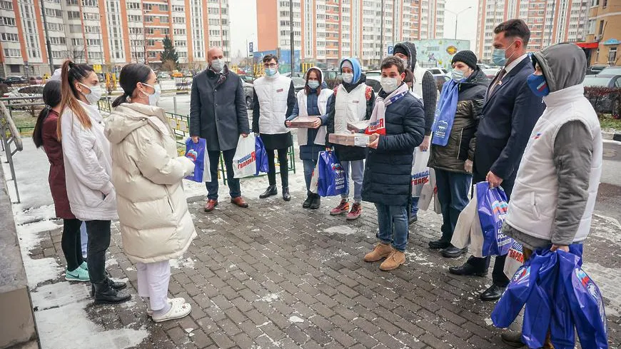 Депутаты и молодогвардейцы Балашихи подарили чайные наборы медикам поликлиники №4