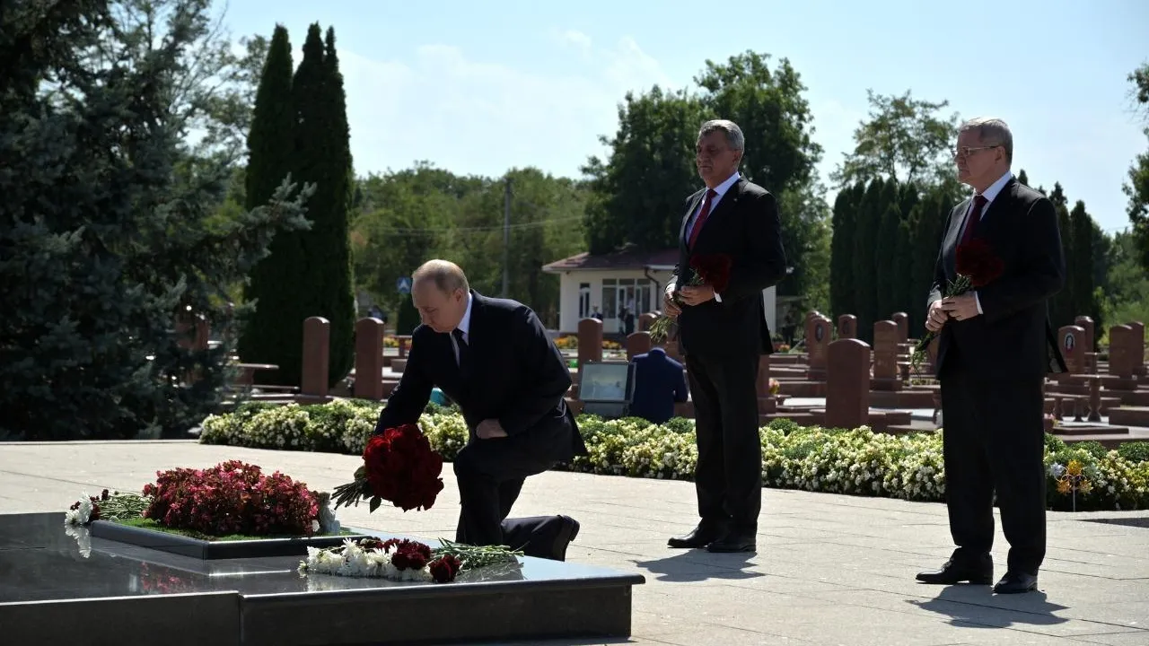 Владимир Путин приехал в Беслан и посетил школу № 1