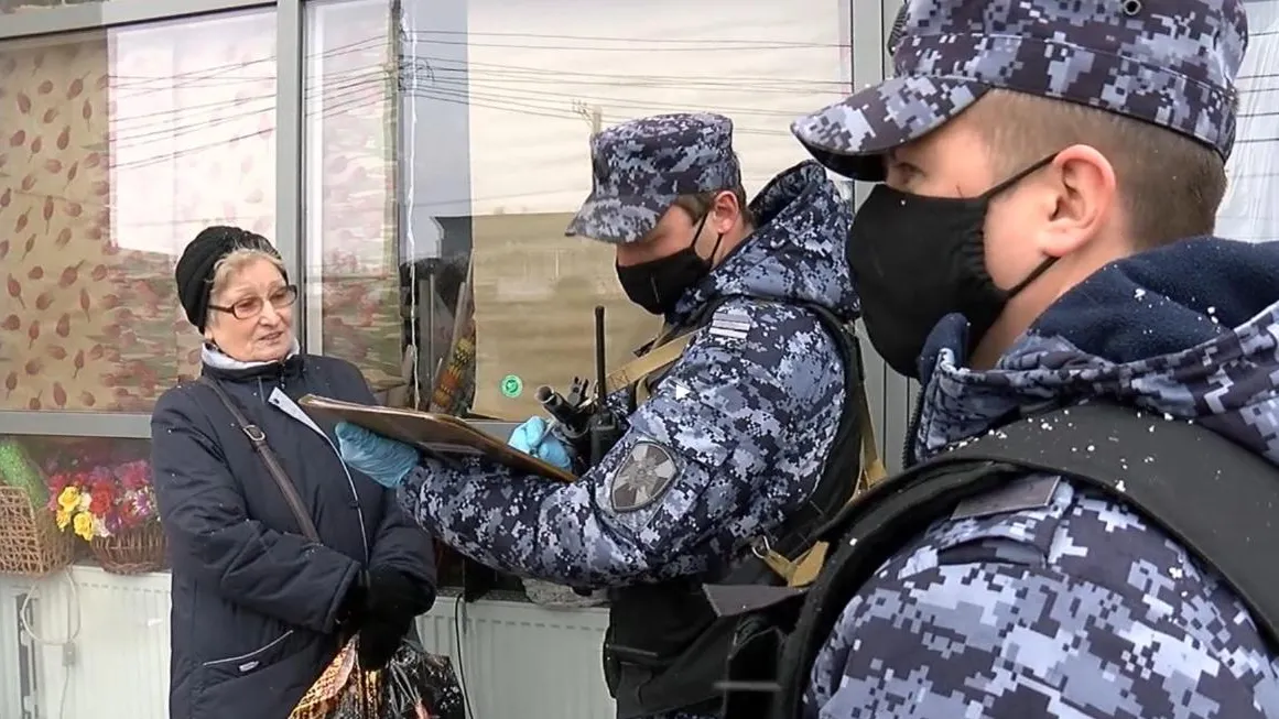 Росгвардейцы провели более 100 бесед о самоизоляции с жителями Подольска