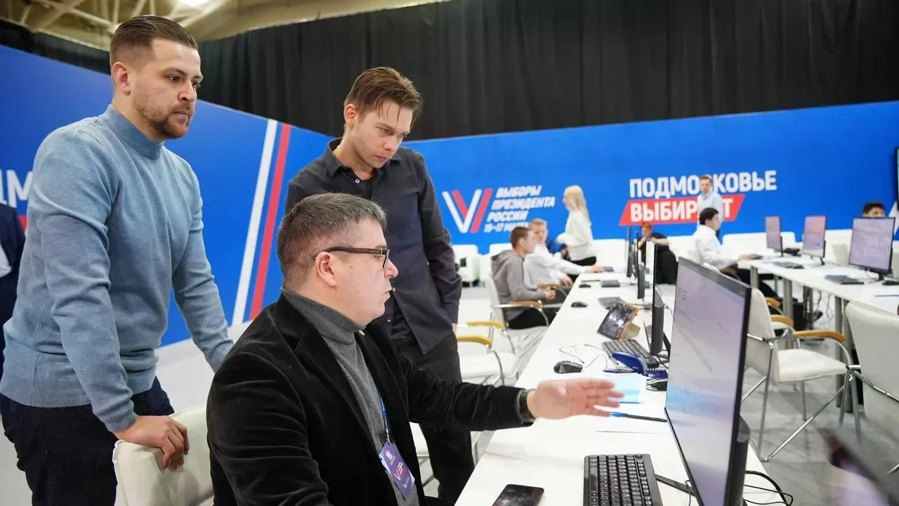 Актер Венес ознакомился с работой Центра наблюдения за выборами в Подмосковье