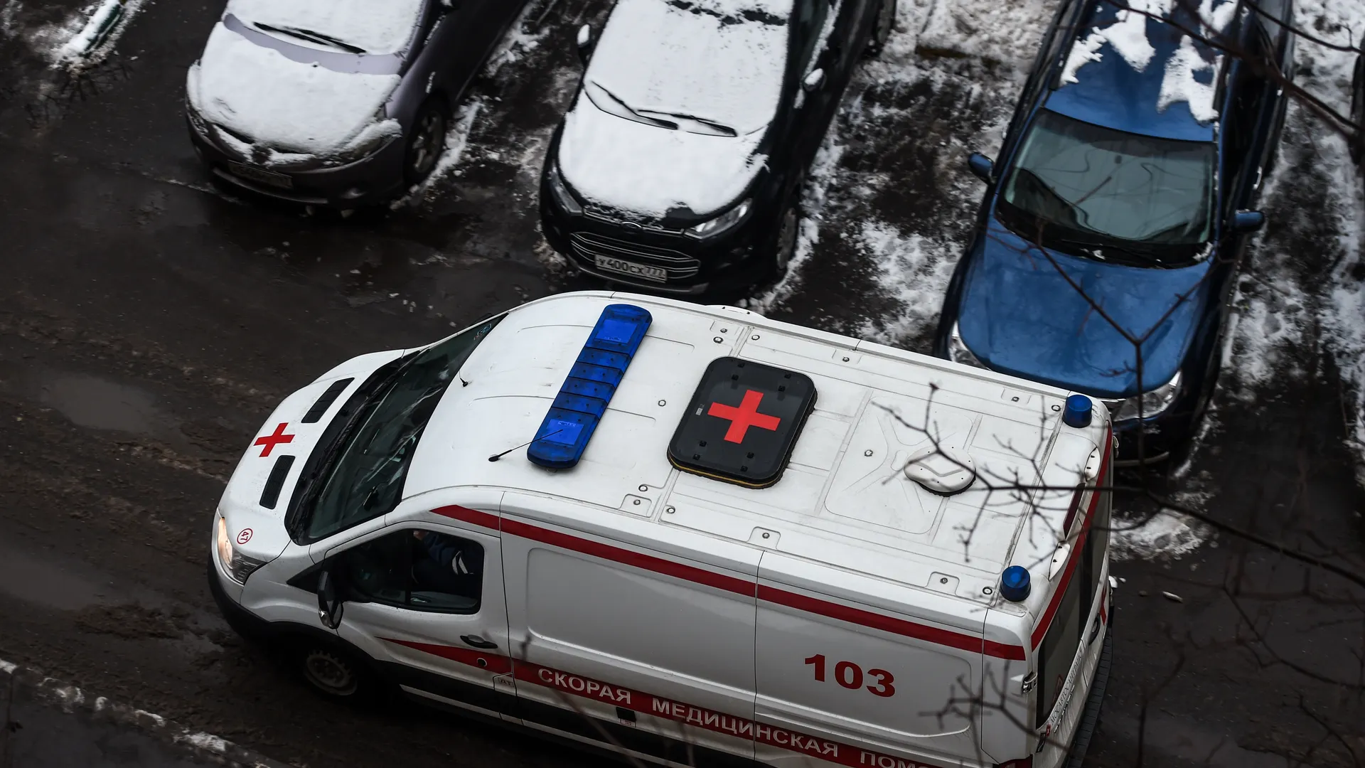 Экстренно госпитализировали: льдина рухнула с крыши на мужчину в Подмосковье