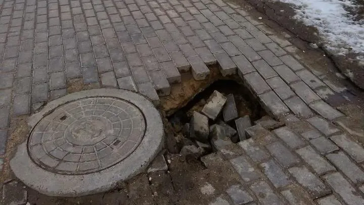 В Подольске на бульваре 65‑летия Победы провалилась тротуарная плитка