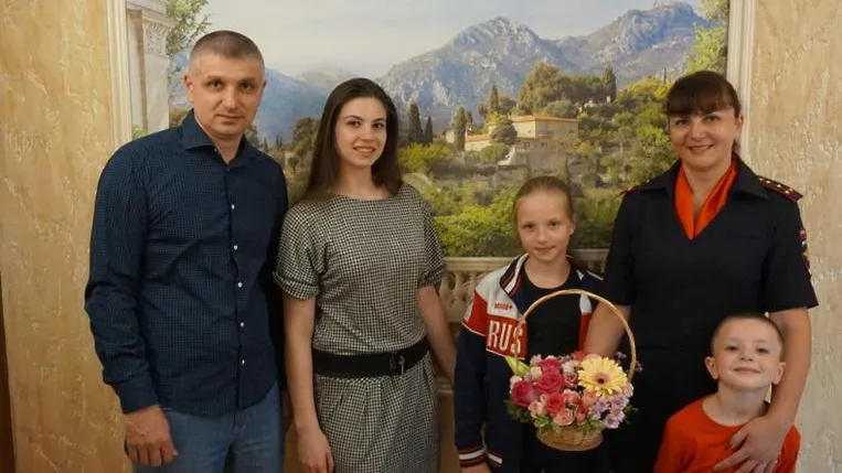 Полицейские Подольска вручили цветы многодетной коллеге ко Дню семьи, любви и верности