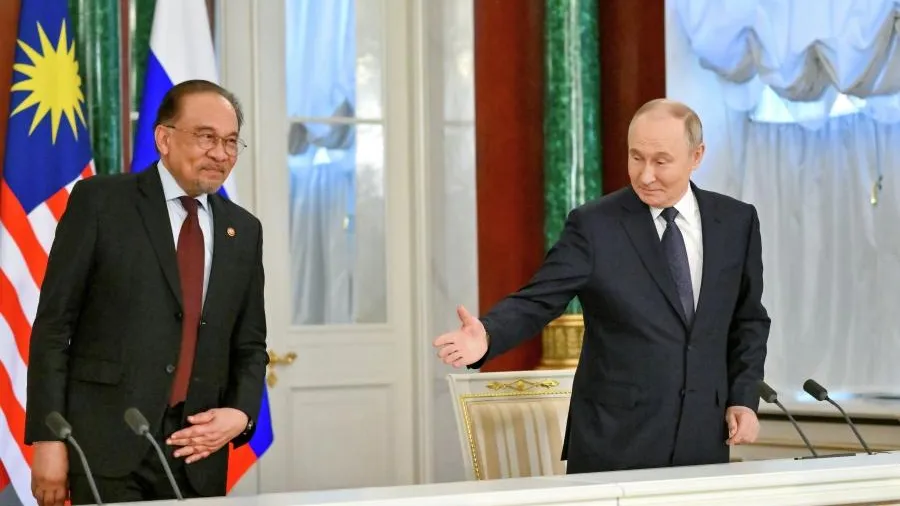 «Для второй жены!»: зал захохотал от загадки Путина премьеру Малайзии