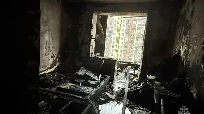 Пара в Тюмени повисла на балконе, спасаясь от пожара. Девушка сорвалась