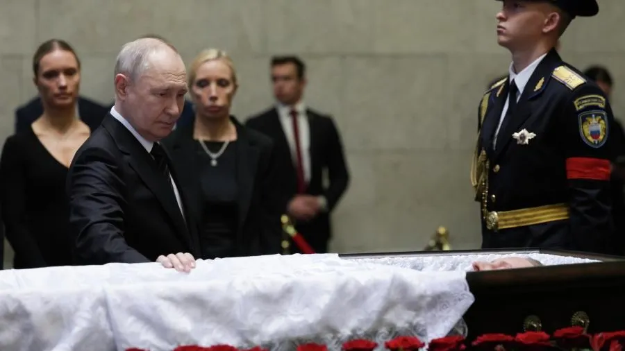 Владимир Путин посетил церемонию прощания с Сергеем Ивановым в ЦКБ