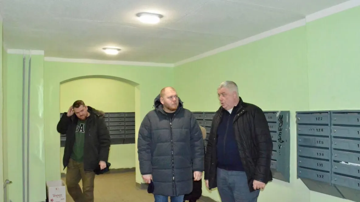 Депутат Мособлдумы Тарас Ефимов проверил текущий ремонт в подъезде дома Балашихи