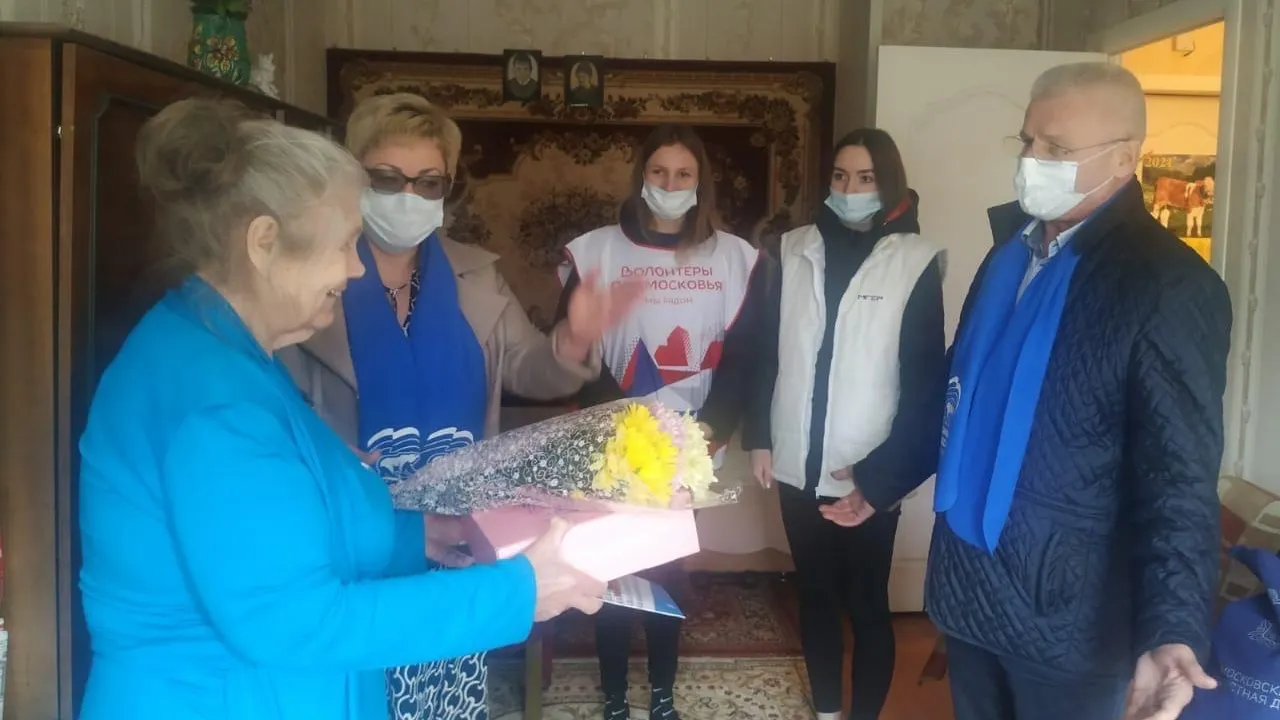 Депутаты и волонтеры поздравили жительницу Подольска с 90‑летием
