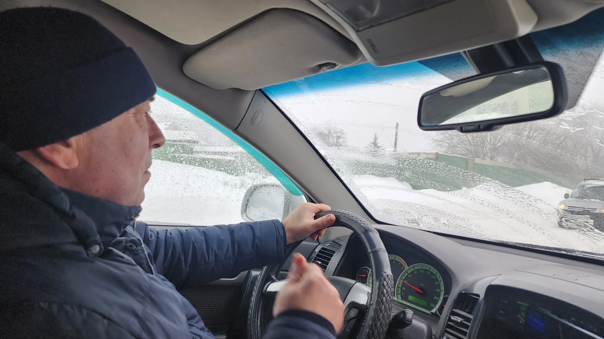 Водителям за рулем приходится удваивать внимание из-за низкой видимости и снижать скорость.