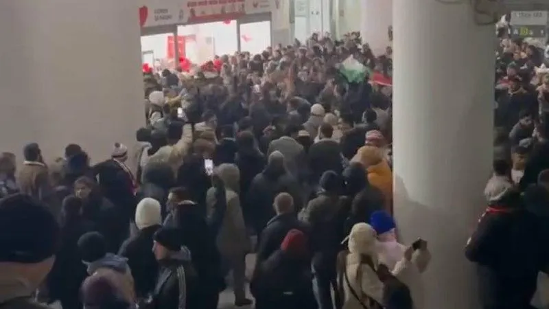 «F*** USA!»: болельщики из Сирии устроили антиамериканский митинг перед матчем с РФ