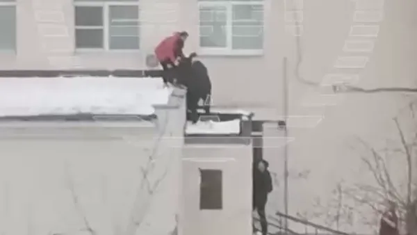 В Екатеринбурге люди выпрыгивают из окон горящей поликлиники