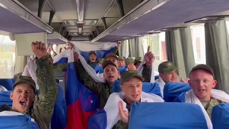 Появилось видео с освобожденными из плена российскими военными
