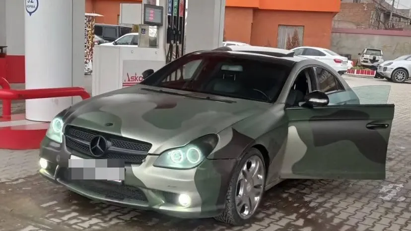 Сотрудники ГИБДД Москвы остановили Mercedes, набитый оружием