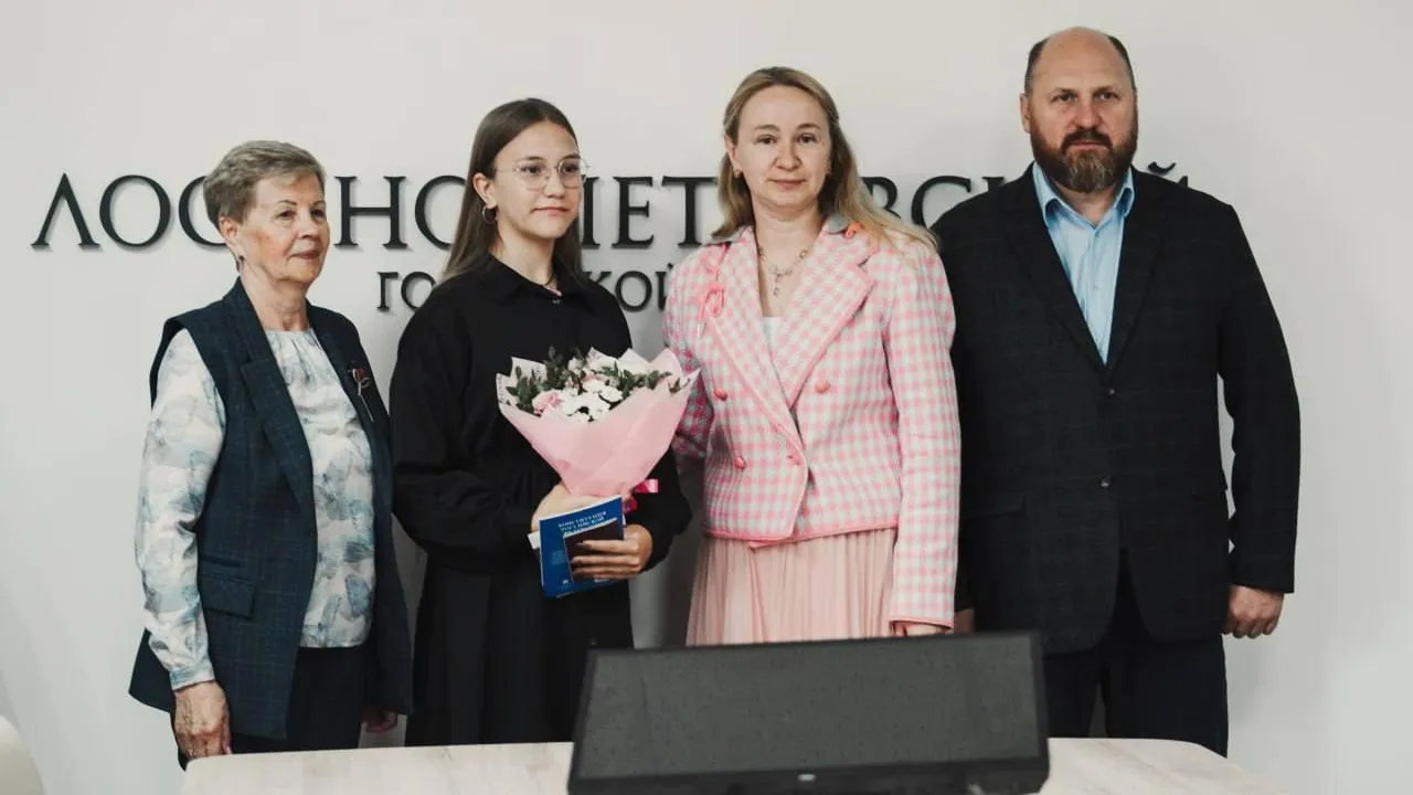 Замглавы Лосино-Петровского округа вручила паспорта четверым юным лосинопетровцам