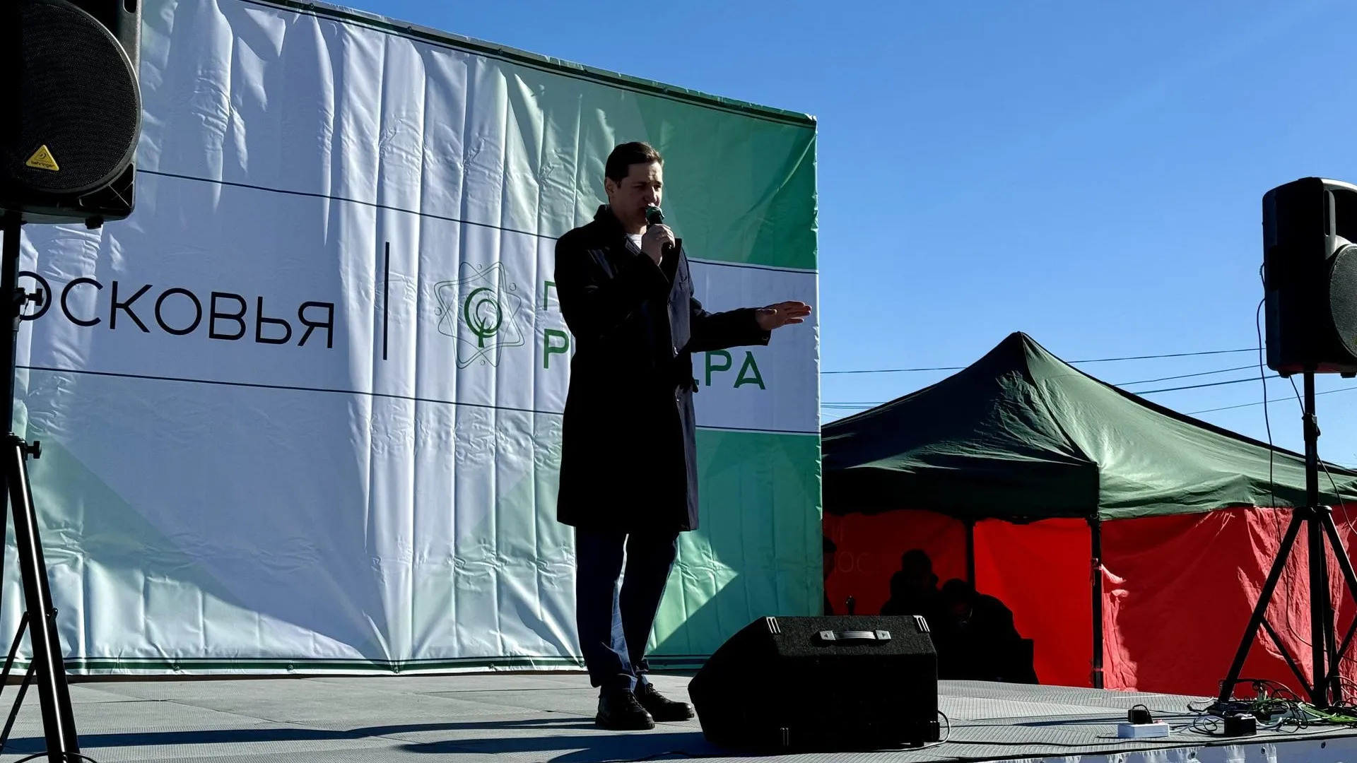 В Можайске к 8 марта провели мастер-класс по сладкой флористике и модное дефиле