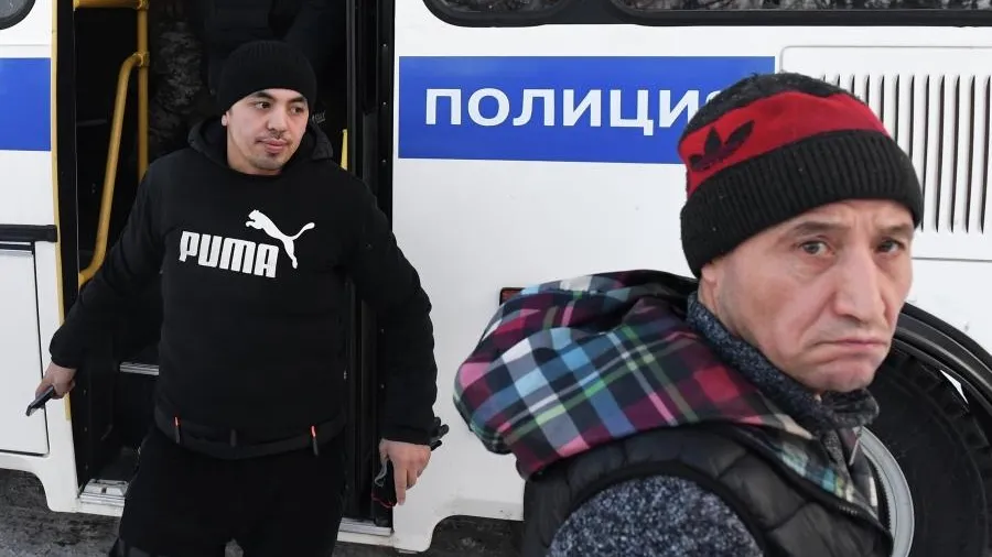 Человеческая многоножка: рейд по мигрантам провели у ТЦ «Принц Плаза» в Москве