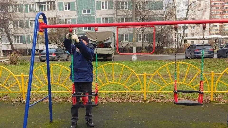 В Клину качели демонтируют на зиму