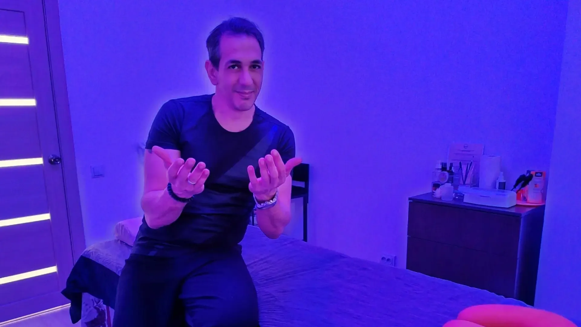 В Екатеринбурге приставы задержали на сеансе массажа отца-должника из Катара