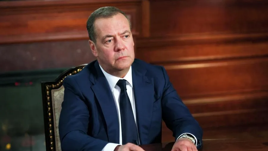 Медведев назвал идиотским решение ЕС о запрете импорта российского газа