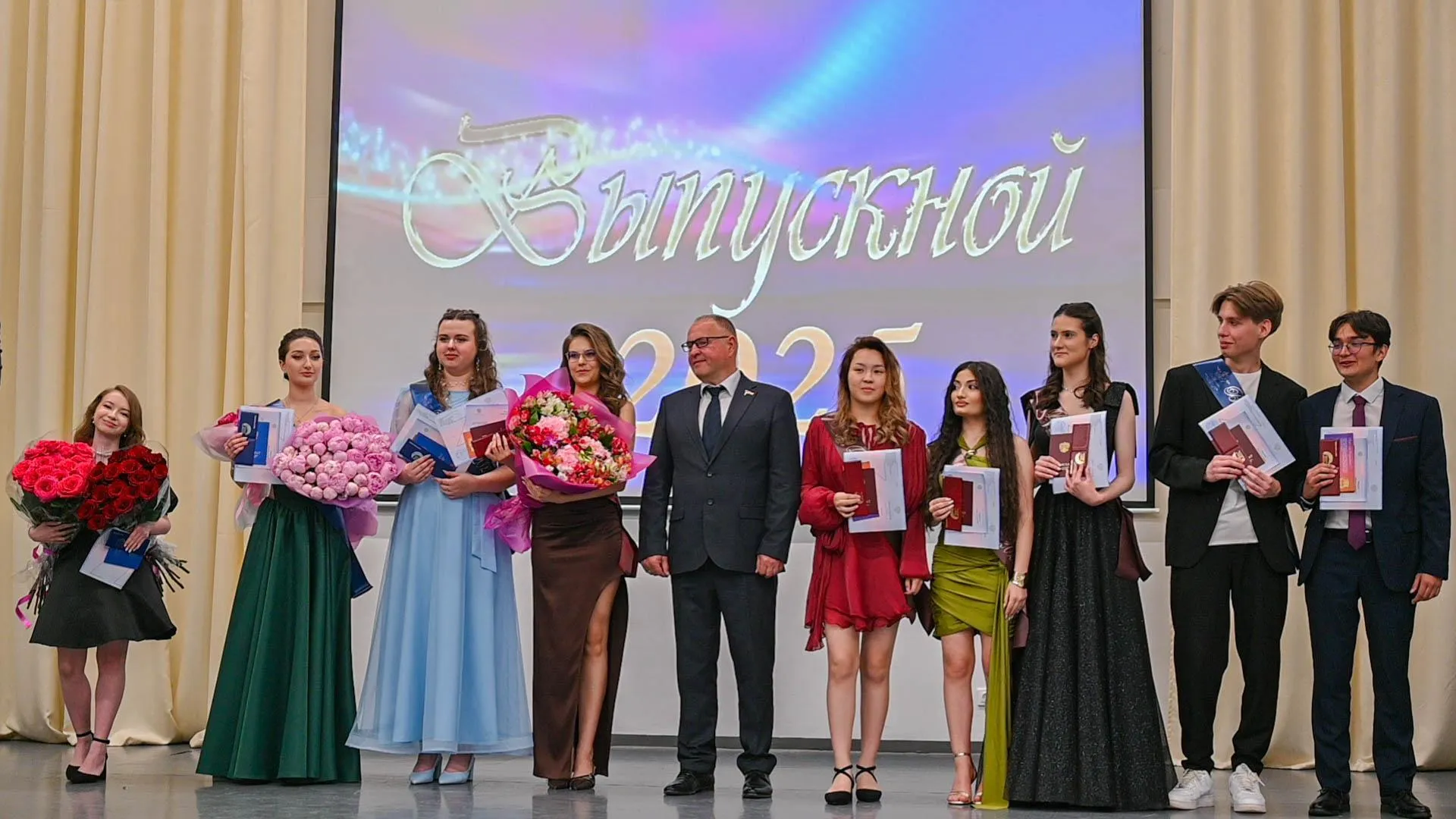 Ленинский ОЦ «Лидер» проводил выпускников в новую жизнь