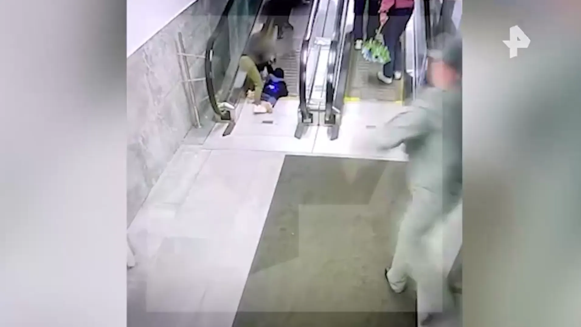 Появилось видео, на котором руку ребенка зажевал эскалатор в петербургском ТРЦ