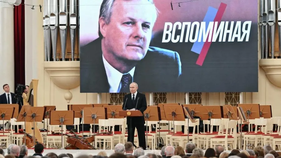 Владимир Путин обнял Ксению Собчак на траурном концерте в честь ее отца