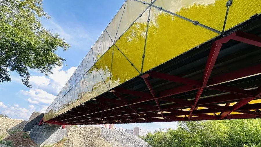 «Хрустальный» мост через реку в Кемерове скоро откроется для горожан