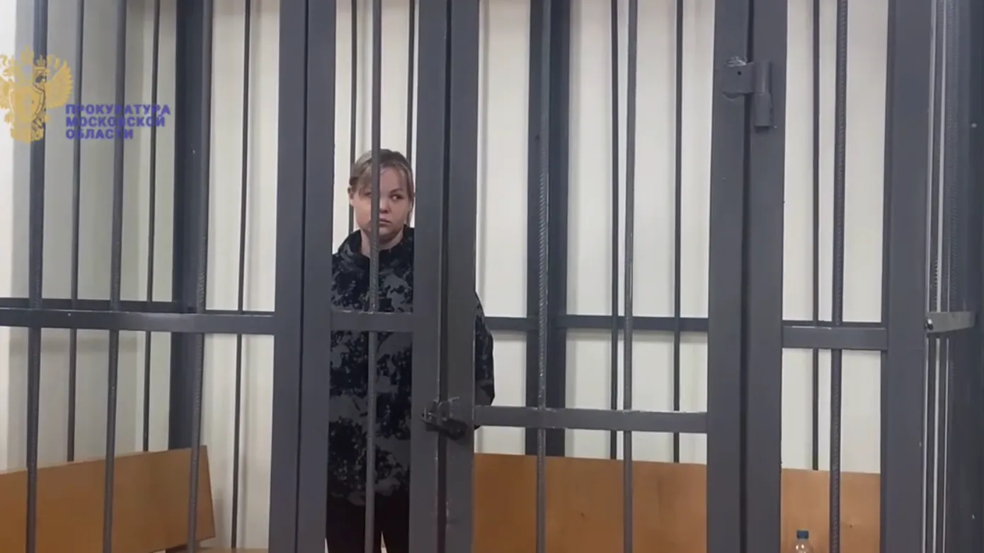 Мать, столкнувшую дочь с 10-го этажа в Подмосковье, арестовали