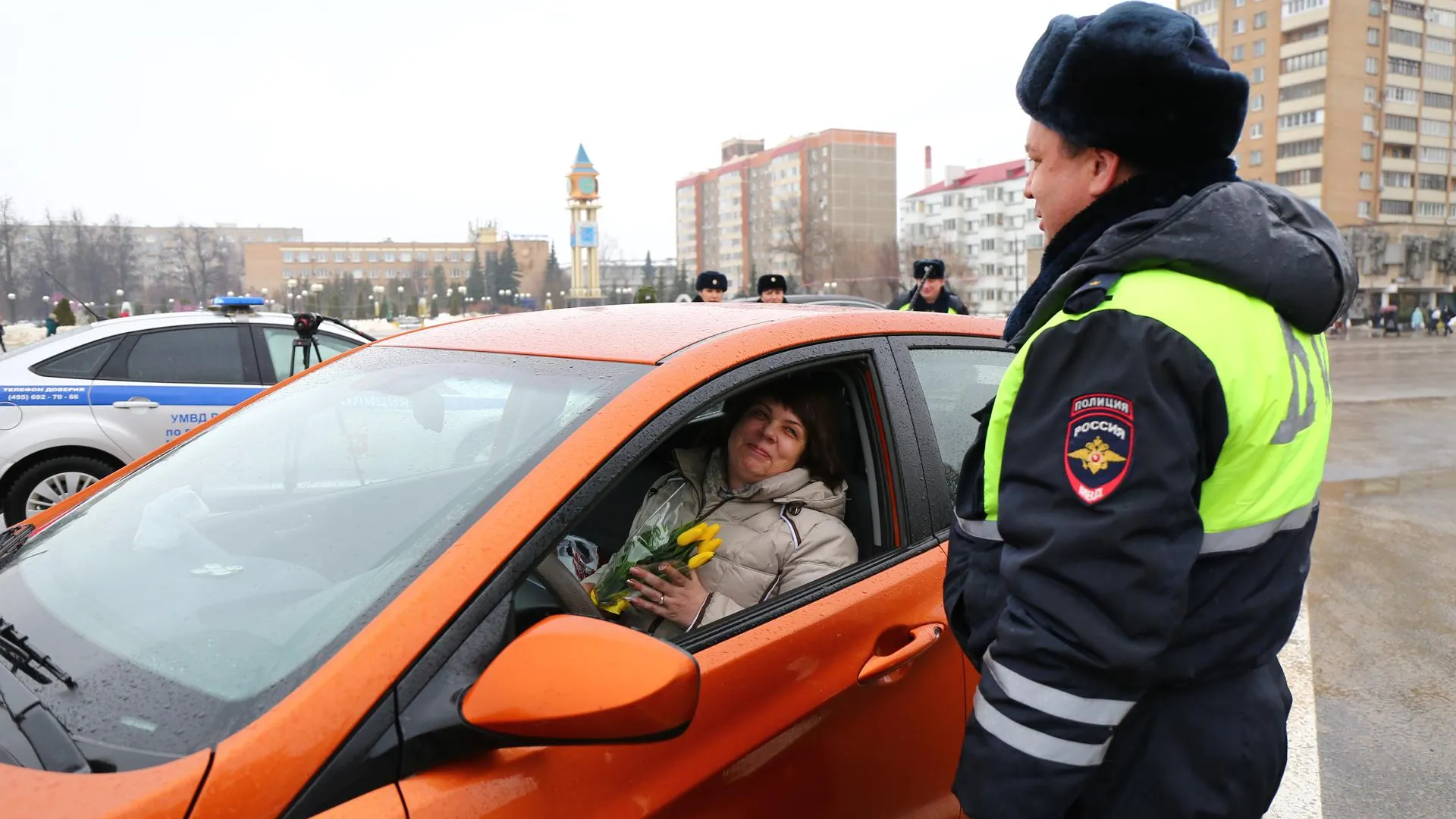 Инспекторы ГИБДД подарили автоледи в Подольске цветы в честь 8 Марта