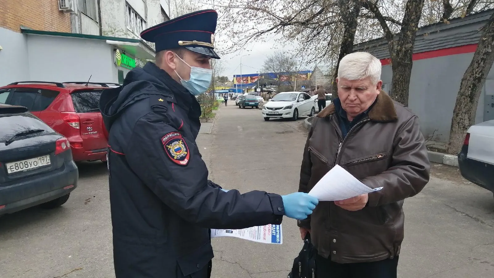Участковые Люберец раздали памятки с правилами противодействия мошенникам
