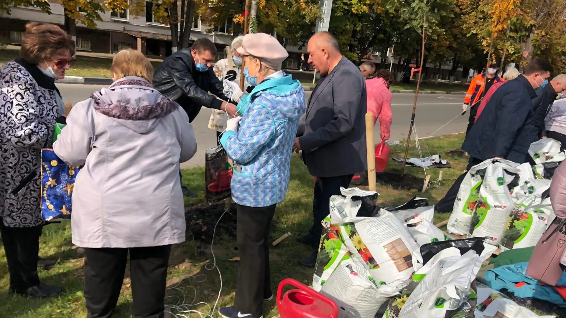 Жители Подольска высадили 80 рябин в микрорайоне Климовск ко Дню города