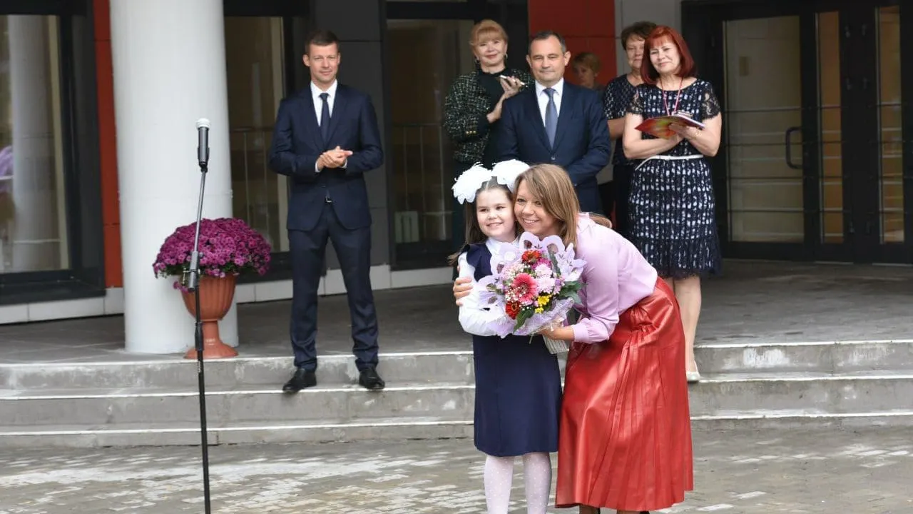 Наталья Виртуозова поздравила с Днем знаний учащихся нового корпуса школы №8 в Балашихе