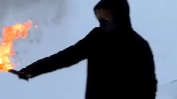 «П****!»: российские подростки устроили опасное шоу с поджиганием и ледяной рекой