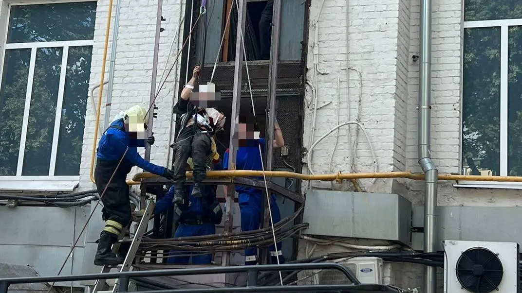 Наружный лифт сорвался в доме в центре Москвы. Пострадал рабочий