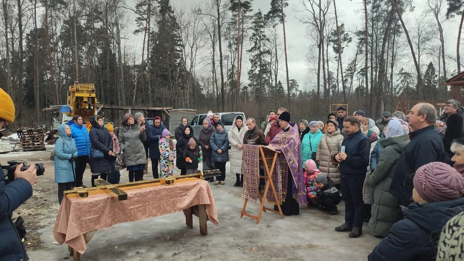 В округе Щелково на храм Преображения Господня установили купол и крест
