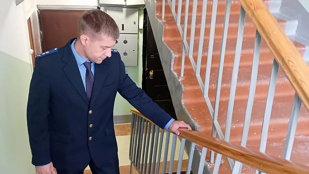 В Подмосковье проконтролировали ремонт ограждающих перил и поручней в подъездах