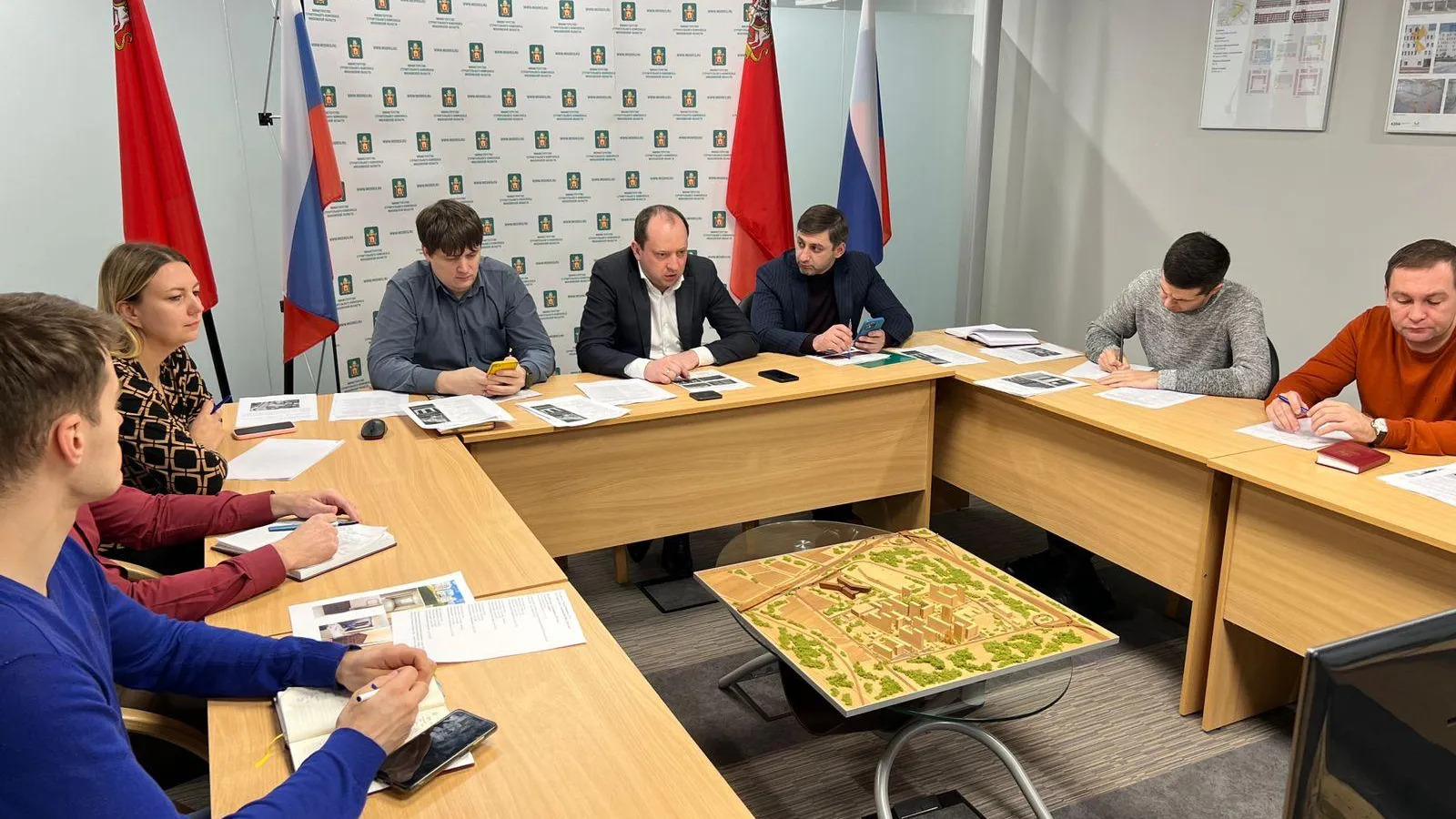 Переселение жителей 7 округов из аварийного жилья обсудили в Подмосковье
