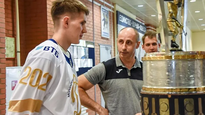 Призер первенства мира по хоккею привез Кубок Харламова в Ледовый дворец Мытищ