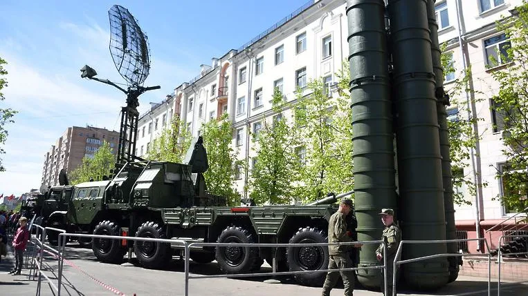 Мобильный комплекс С‑400 представили на выставке техники на площади в Балашихе
