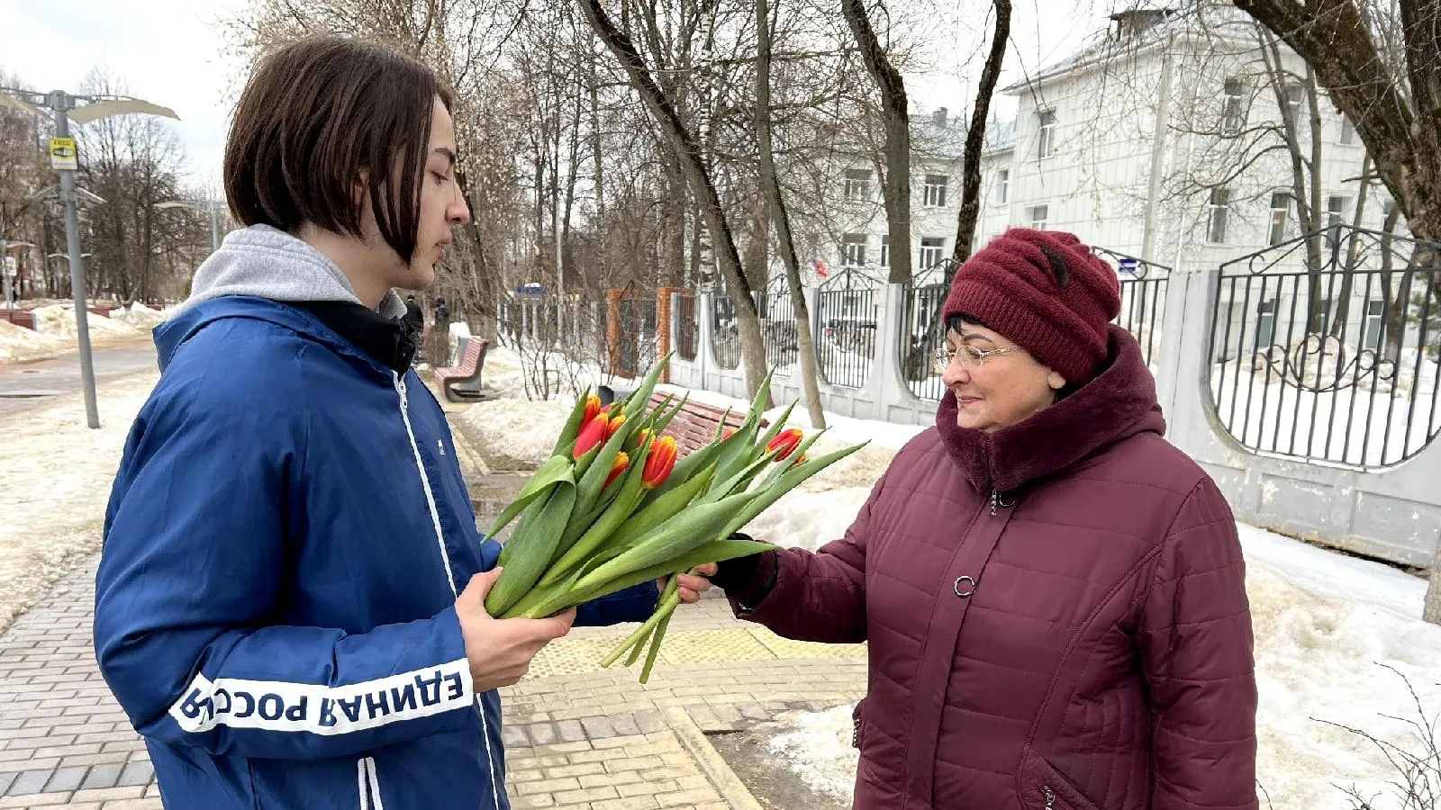Депутат Мособлдумы и молодогвардейцы Щелкова поздравляли женщин с 8 Марта на улицах города