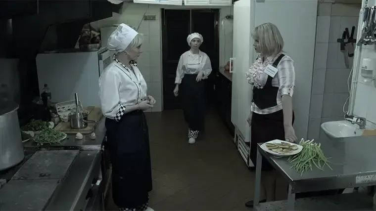 кадр из сериала «Гадалка» (2012)