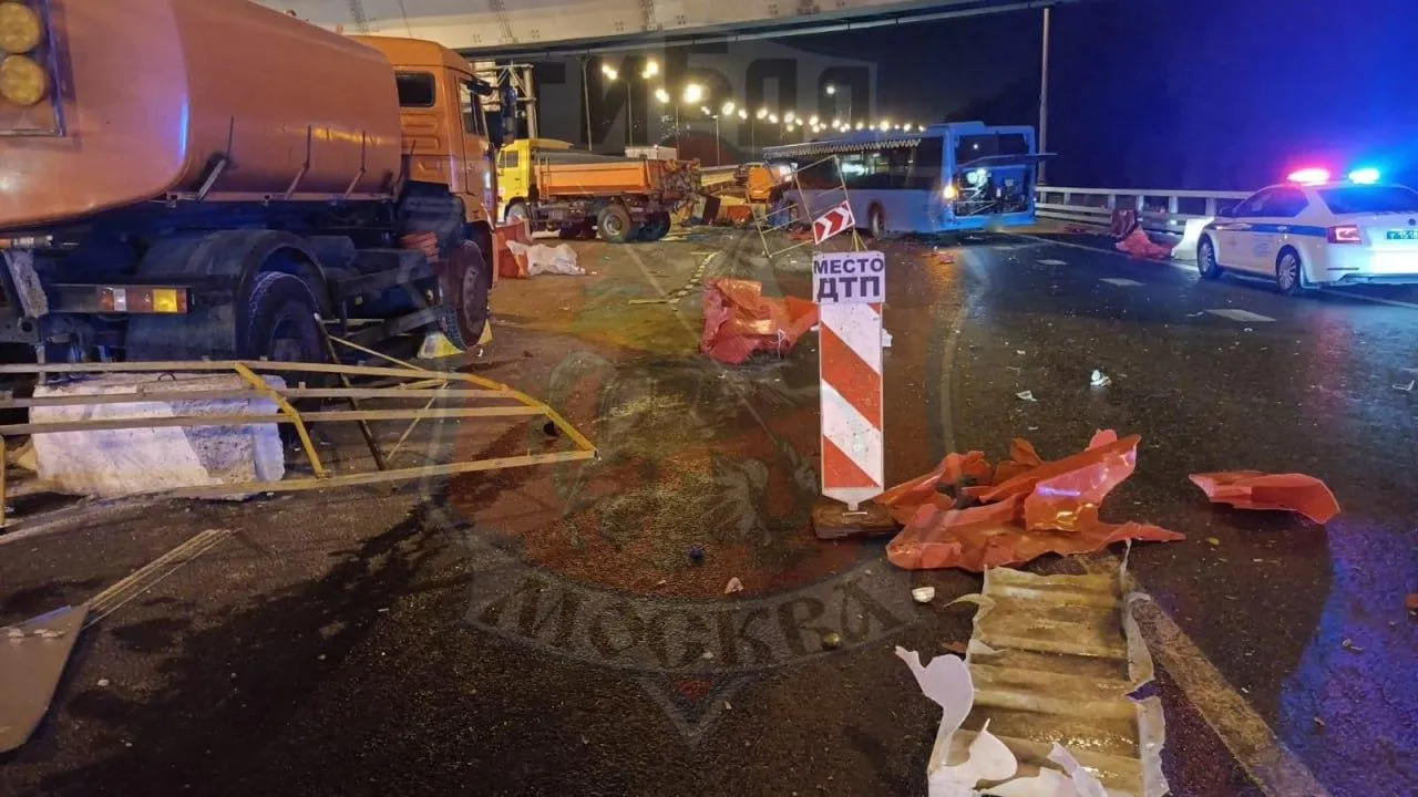 Водитель автобуса погиб в ДТП с грузовиком на северо-западе Москвы