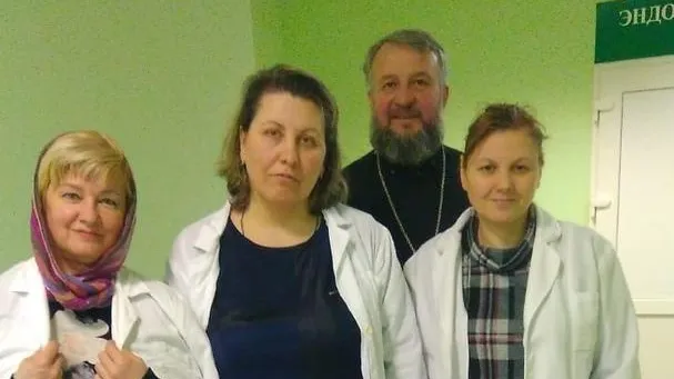 Волонтеры со священником навестили пациентов больницы Подольска