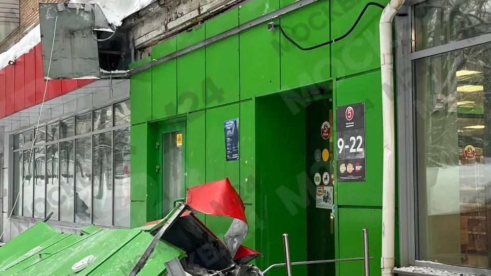 Козырек супермаркета рухнул на крыльцо с людьми из-за снега в Москве