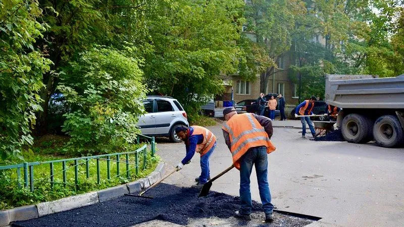 Выполнение ямочного ремонта во дворах и проездах Подмосковья идет с опережением графика