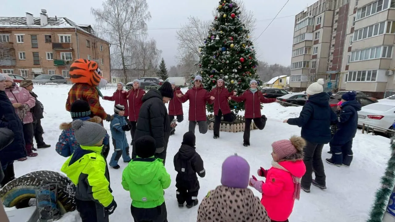 В микрорайоне Истра-1 прошла волшебная дворовая елка