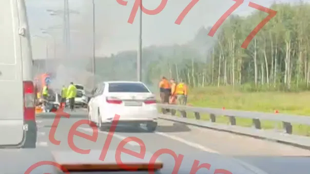 Такси въехало в отбойник на МКАД, есть пострадавшие