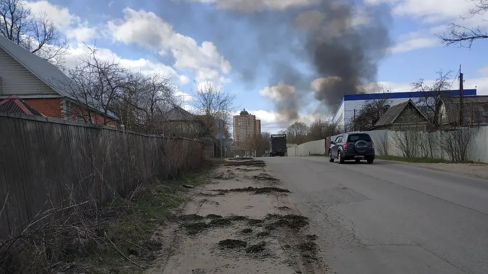 Дорожники Подольска очистили обочину дороги от разлитого бетонного раствора