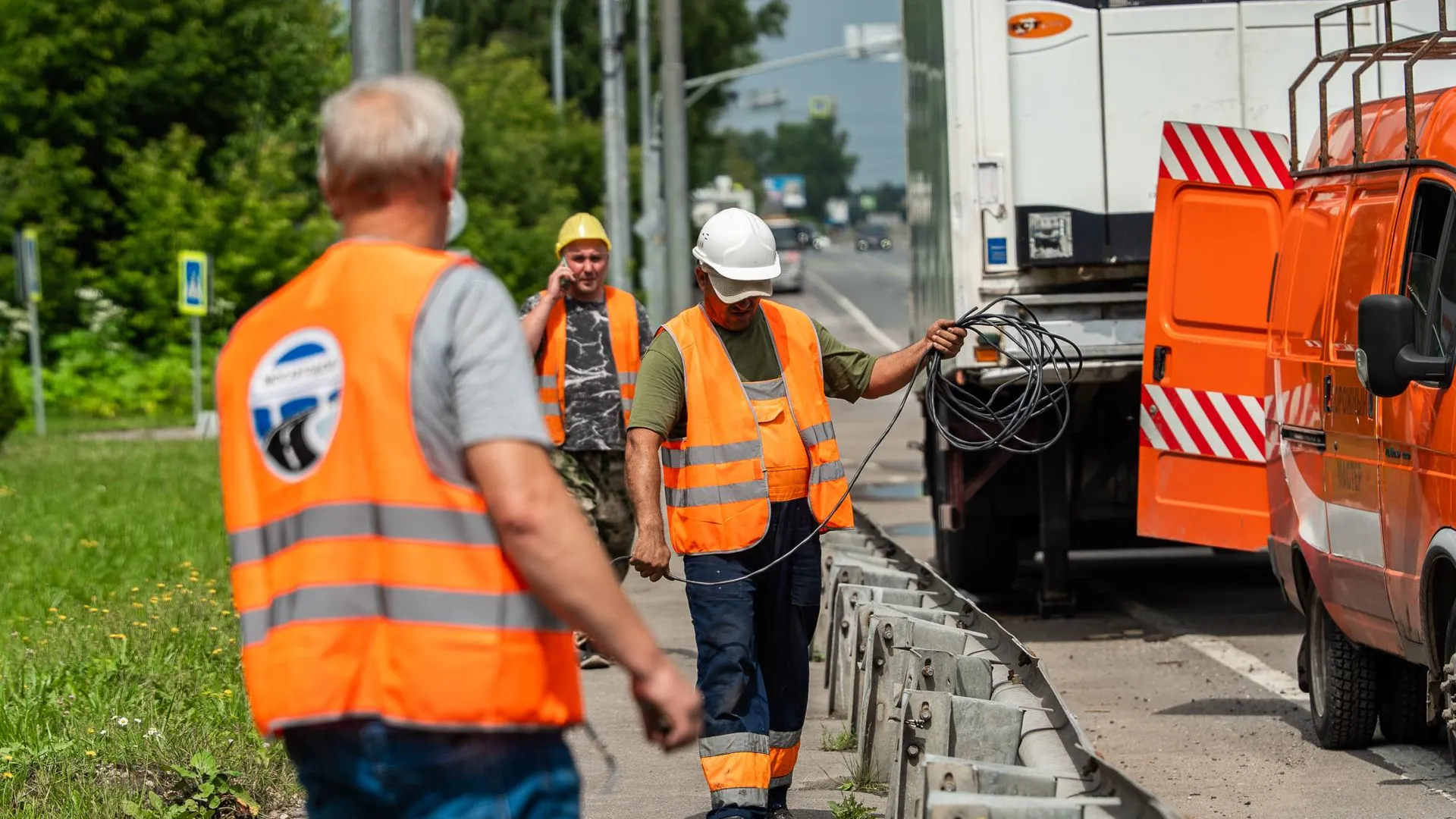 В 10 округах Подмосковья отремонтировали дорожные ограждения