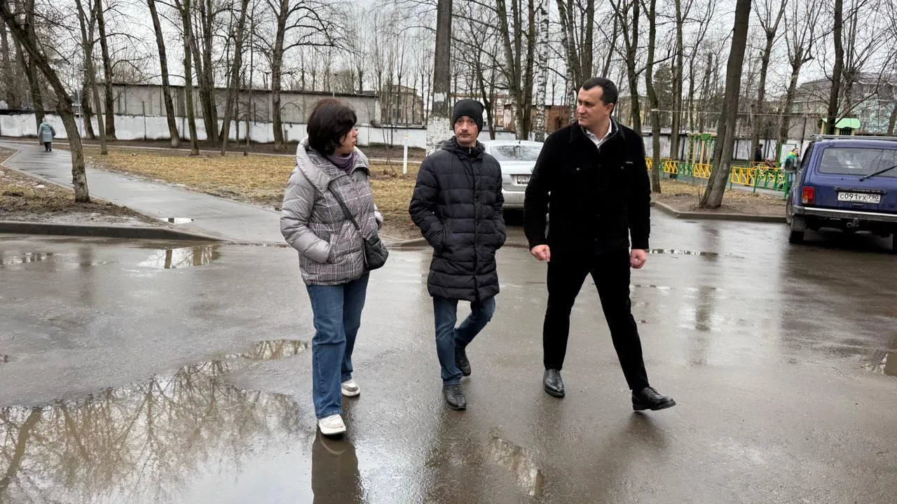 Депутат Балашихи проверил содержание придомовых территорий